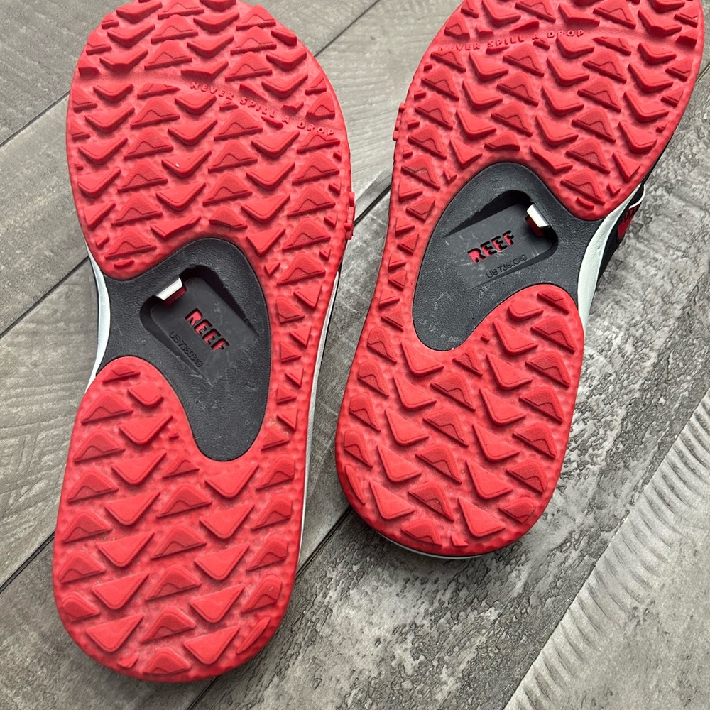 Reef Black and Red Padded Strap Flip Flops/ New only wore one time - Picture 3 of 5